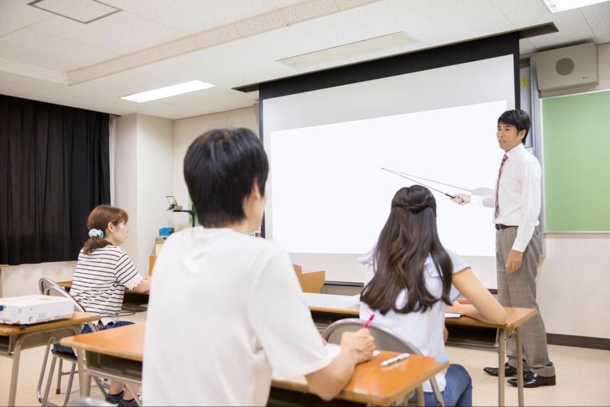 専門学校と大学の公務員試験対策の特徴